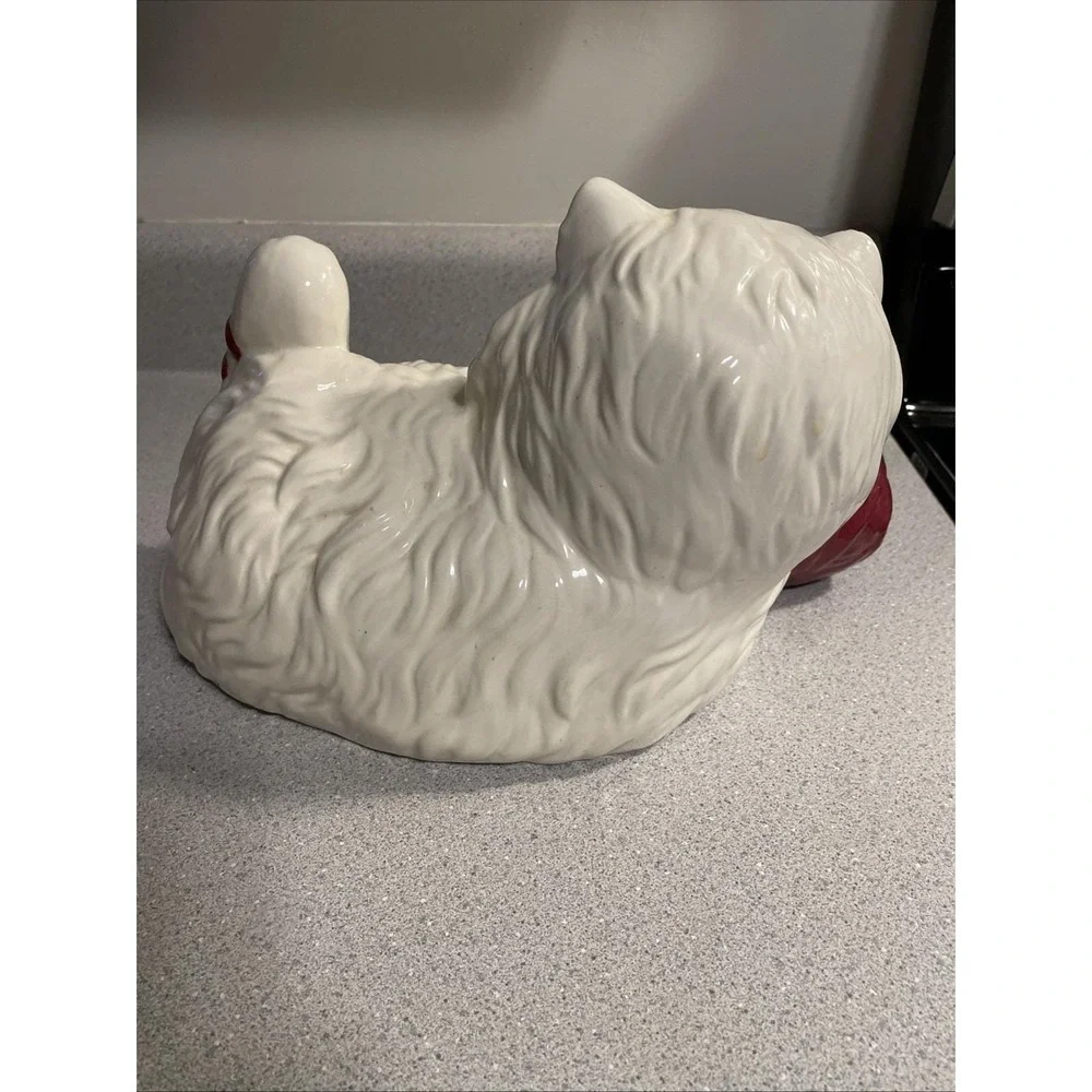 Large Vintage White Ceramic Persian Kitten Kitty Cat Playing w/ Red Yarn Figure